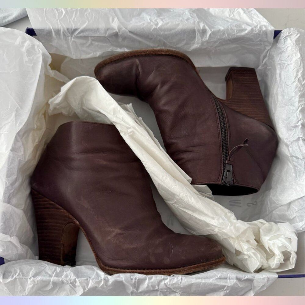 Stuart Weitzman “Demigran” Espresso Leather Booties – Size 7